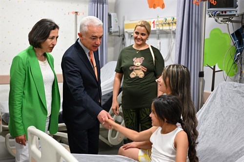 Vali Turan, Kurban Bayramı münasebetiyle Kırklareli Eğitim ve Araştırma Hastanesine ziyarette bulundu…